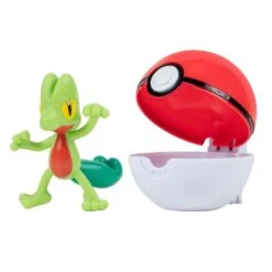 Jazwares PKW0156 Pokemon Figur + Pokeball Clip'n'Go - Geckarbor -Nici || Wild Republic || Depesche Verkäufe 0889933950572 Pokemon PKW0156 ClipNGo Treecko Poke Ball FRONT A VARIANTE 002 kk