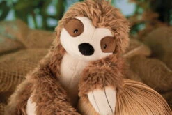 Nici 42547 Faultier Chill Bill Ca 50cm Plüsch Kuscheltier Schlenker Sloth 12 Nici 42547 Faultier Chill Bill Ca 50cm Plüsch Kuscheltier Schlenker Sloth -Nici || Wild Republic || Depesche Verkäufe 42546 02 Milieu 2048x1365