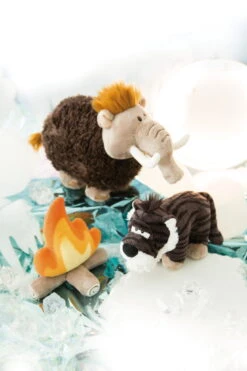 Nici 45313 Säbelzahntiger Rodriguez Stehend Ca 16cm Stone Age Plüsch Kuscheltier -Nici || Wild Republic || Depesche Verkäufe 45324 45309 45314 10 Milieu 1365x2048 6