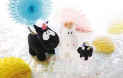 Nici 47375 Weißes Einhorn Rainbow Yin & Yang 13cm Stehend Plüsch Kuscheltier -Nici || Wild Republic || Depesche Verkäufe 47378 04 47379 47374 Milieu 2048x1300 3