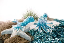 Nici 47436 Oktopus Sitzend 18cm Atlantic Friends Plüsch Kuscheltier Polygondruck -Nici || Wild Republic || Depesche Verkäufe 47434 04 47432 47433 47437 Milieu 2048x1365 5