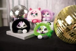 Nici 47909 Pixidoos Pets 2-in-1 Wendeplüsch Katze Sunbi 12cm Lila-schwarz Plüsch -Nici || Wild Republic || Depesche Verkäufe 47907 10 47906 47909 47908 Milieu 2048x1365 3