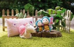 Nici 47942 Kissen Rosa Schmetterling 43x25cm Plüsch Hello Spring Frühling -Nici || Wild Republic || Depesche Verkäufe 47941 06 47938 47946 47947 Milieu 2048x1312 2