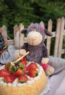 Nici 48534 Graues Schaf Mit Blume Jolly Lucy Ca 25cm Schlenker Plüsch Kuscheltier -Nici || Wild Republic || Depesche Verkäufe 48534 16 Milieu 1402x2048