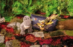 Nici 48817 Dinosaurier Fossily 45cm Liegend Plüsch Kuscheltier Dino GREEN -Nici || Wild Republic || Depesche Verkäufe 48810 13 48819 Milieu 2048x1331 1