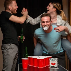 Trendhaus 955968 PARTY Lustiges Trinkspiel "Killer-Pong Challenge" 100-teilig 11 Trendhaus 955968 PARTY Lustiges Trinkspiel "Killer-Pong Challenge" 100-teilig -Nici || Wild Republic || Depesche Verkäufe 955968 f SILVESTER Trinkspiel Killer Pong