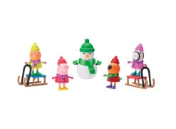 JAZWARES Peppa Pig Schlittenfahrt Mit 5 Figuren Und 2 Schlitten Spiele-Set Winter 95649 -Nici || Wild Republic || Depesche Verkäufe 95649 PEP Sledding Fun Figure Pack OP web