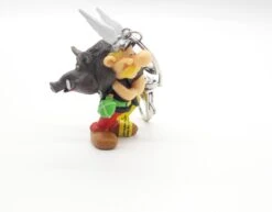 Asterix Schlüsselanhänger Karabiner Asterix Mit Wildschwein Ca 6cm Plastoy 60428 -Nici || Wild Republic || Depesche Verkäufe Asterix Schluesselanhaenger Karabiner Asterix mit Wildschwein ca 6cm Plastoy 60428 3