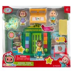 JAZWARES CoComelon Spielset Deluxe Schule Inkl. 3 Beweglichen Figuren / 8 Teile CMW0067 -Nici || Wild Republic || Depesche Verkäufe Cocomelon Multipack School Time Deluxe Playtime Set CMW0067 Front IP kk