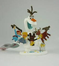 Disney Frozen Die Eiskönigin Schneemann Olaf Mit Girlande Bullyland 12943 -Nici || Wild Republic || Depesche Verkäufe Disney Frozen Schneemann Olaf mit Girlande Sammelfigur Bullyland 12943 1