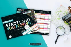 Stadt Land Vollpfosten Junior Edition DinA4 Format Ab 9 Jahren Reisespiel -Nici || Wild Republic || Depesche Verkäufe Junior Mockup3 1030x687 1